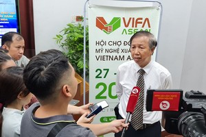 华人企业家、联盟傢具手工艺品股份公司董事长邓国鸿接受媒体采访。