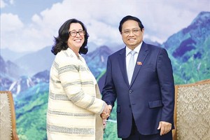 政府总理范明政（右）与世行副行长曼努艾拉‧菲罗合影。（图：VGP）