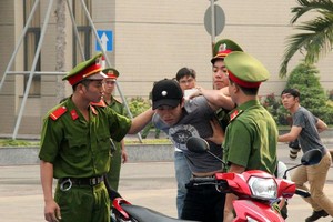 市公安力量主动开展各个专题行动以维持社会治安秩序。图为职能力量镇压犯罪份子。