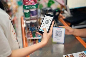 一名消费者购买物品时扫码支付。（示意图：互联网）