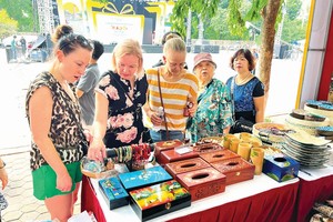 外国游客在河内参加旅游产品推介活动。（图：黄娟）