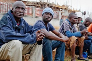 失业工人在马拉维首都利隆圭等待就业机会。（图：国际劳工组织）