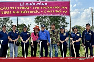 培德精舍会长庄瑞雄(右五)与地方党政、精舍理事代表在新桥动土仪式上合摄。