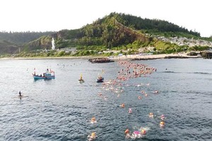 逾600名运动员参加跨李山岛游泳比赛