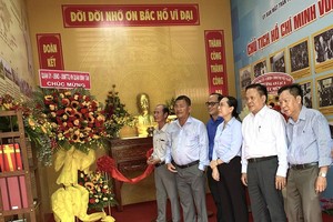 地方领导参观决胜村关帝庙胡志明文化空间。