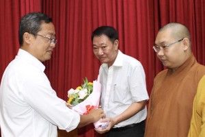 第十一郡郡委书记张国霖向庆云南院住持周华邦赠送鲜花致谢。