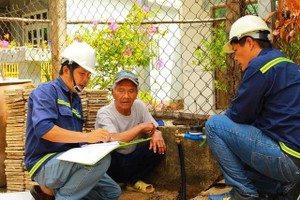 2024年5月27日，芹耶供水企业工作人员在三村协乡一家居民户安装了家用清洁供水表。（图：SAWACO）