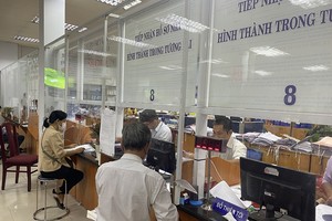 民众在市税务局办理税务手续。（图：T.D）