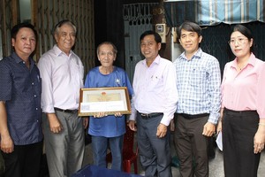 第十一郡人委会副主席黄金俊（右三）、郡高龄人会主任朱杞文（左二）和诸位领导向华人老年人郑荣贺寿。