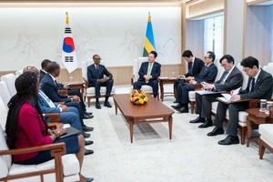 6月3日，在首尔龙山总统府，韩国总统尹锡悦（右）同卢旺达总统保罗·卡加梅举行会谈。 （图：韩联社）