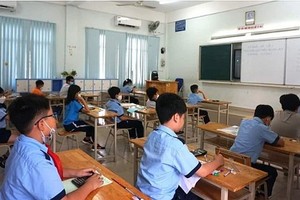 图为去年投考陈国纂一初中学校的考生。（图：秋心）