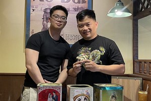 黄泰维把外祖父母留下的老物品赠予笔者。