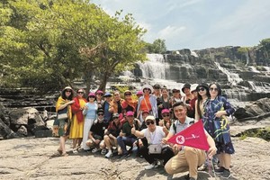 目前，旅行公司售出的旅程数量达暑期计划的百分之四十至百分之五十。