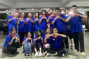 许多大学生随时准备日晒雨淋以帮助考生。