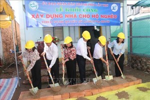 芹苴为贫困及缺少住房民户建房