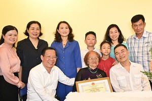 市人委会主席潘文迈向第三郡模范高龄人贺寿。（图：诚钟）