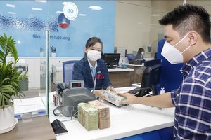 客户在VietinBank银行河内巴亭分行交易。（图：越通社）