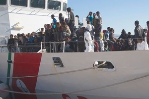 试图穿越地中海的东非移民在西西里被意大利海军营救。（图：联合国）