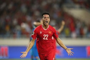 进灵庆祝进球。（源：互联网）