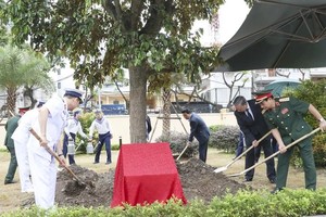 国家主席苏霖在海军军种司令部植树留念。（图：越强）
