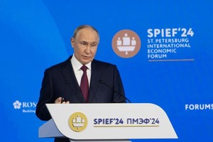 6月7日，俄罗斯总统普京在圣彼得堡国际经济论坛全体会议上讲话。（图：新华社）