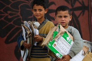 加沙儿童收集纸板来生火做饭。（图：联合国）