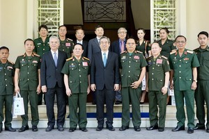 市委副书记阮福禄（前中）与万象退伍军人协会领导代表团合影。（图：黄雄）