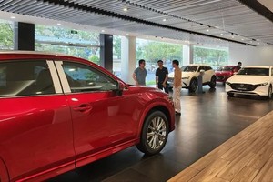 客户在富润郡马自达新山一展厅了解新车型的特点和优势。（图：德忠）