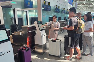 自助行李托运区域也有人员执勤，为乘客提供辅助。（图：Q.T）