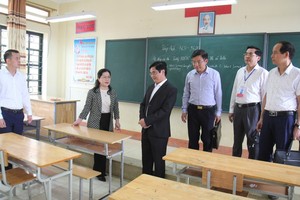 教育与培训部副部长阮氏金芝（左二）和工作团视察老街市高中毕业考试的筹备工作。（图：何顺）