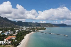 巴地-头顿省的昆仑岛以美丽的海滩、壮丽的珊瑚礁和围绕绿美的树林等迷人的自然景观十分吸引游客。（图：越通社）