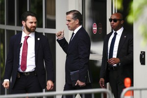 当地时间2024年6月10日，美国特拉华州威尔明顿，美总统拜登之子亨特·拜登因枪支指控出庭受审。（图：AP）