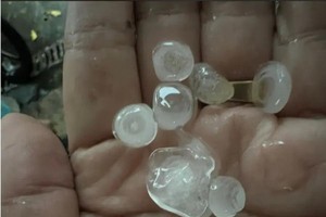 胡志明市多地出现冰雹