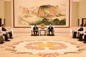 越南共产党中央政治局委员、中央书记处书记、中央宣教部部长阮仲义会见中国共产党中央政治局委员、广东省委书记黄坤明。（图：越通社）