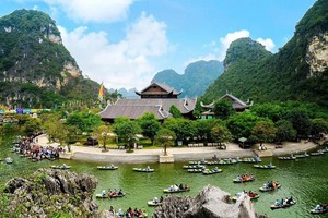 宁平省长安遗迹是国内外游客喜欢的目的地。