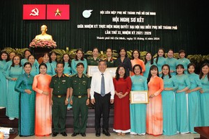 市委副书记阮福禄同代表们合影。（图：勇芳）