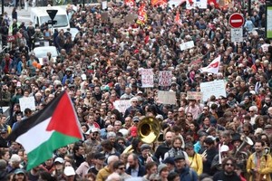 在法国西部城市南特，人们参加反对极右翼崛起大游行。（图：互联网）