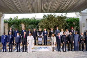 G7国家元首和各国代表合影。（图：AFP）