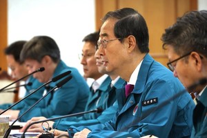 6月16日，在政府首尔办公楼，国务总理韩悳洙（右二）在中央灾难安全对策本部会议上发言。（图：韩联社）