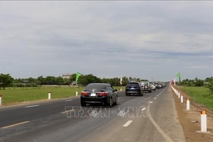 落成典礼后，车辆在安江东川市绕道路线上流通。（图：越通社）