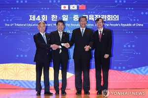 图为日本文部科学大臣盛山正仁（左起）、韩国社会副总理兼教育部长官李周浩、中国教育部长怀进鹏、韩中日合作秘书处秘书长李熙燮合影留念。（图：韩联社）