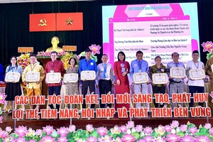 第八郡人委会向民族典范颁发奖状。