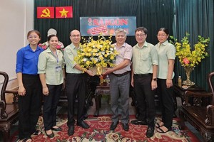 第五郡第十四坊人委会组团到本报及赠送鲜花。