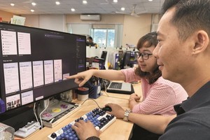 市数字化转型中心的人员正在为“城市公民”应用程式建立数据。