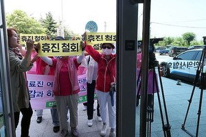 6月13日，在首尔龙山区的大韩医师协会大楼前，多个患者团体举行集会，敦促医疗界撤回集体停诊计划。（图：韩联社）