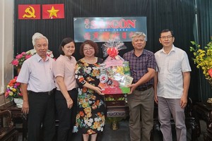 市各民族文学艺术协会祝贺本报。