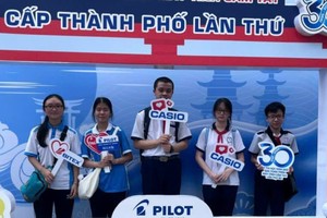 华人子弟赖桂幸（左一）今年年头考取市级计算机比赛奖。