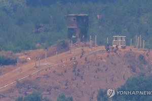 6月9日，在京畿道坡州市的韩朝边境地区远眺朝方，朝鲜军在哨所执行任务。（图：韩联社）