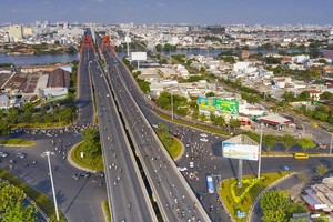 范文同街是本市宽阔、美丽的街道之一。