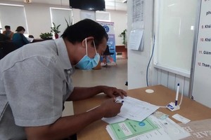 劳工在市社保机关办理有关手续。